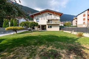 Villa di 337 m² con più di 5 locali e box auto a R