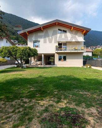 Villa di 337 m² con più di 5 locali e box auto a R