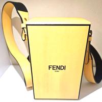 Borsa tracolla FENDI BOX VERTICAL. Con etichetta