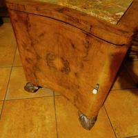 Antico comodino in Radica di Noce 