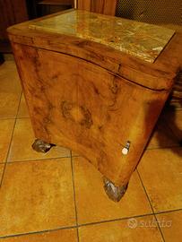 Antico comodino in Radica di Noce 
