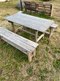 Tavolo e panche in legno