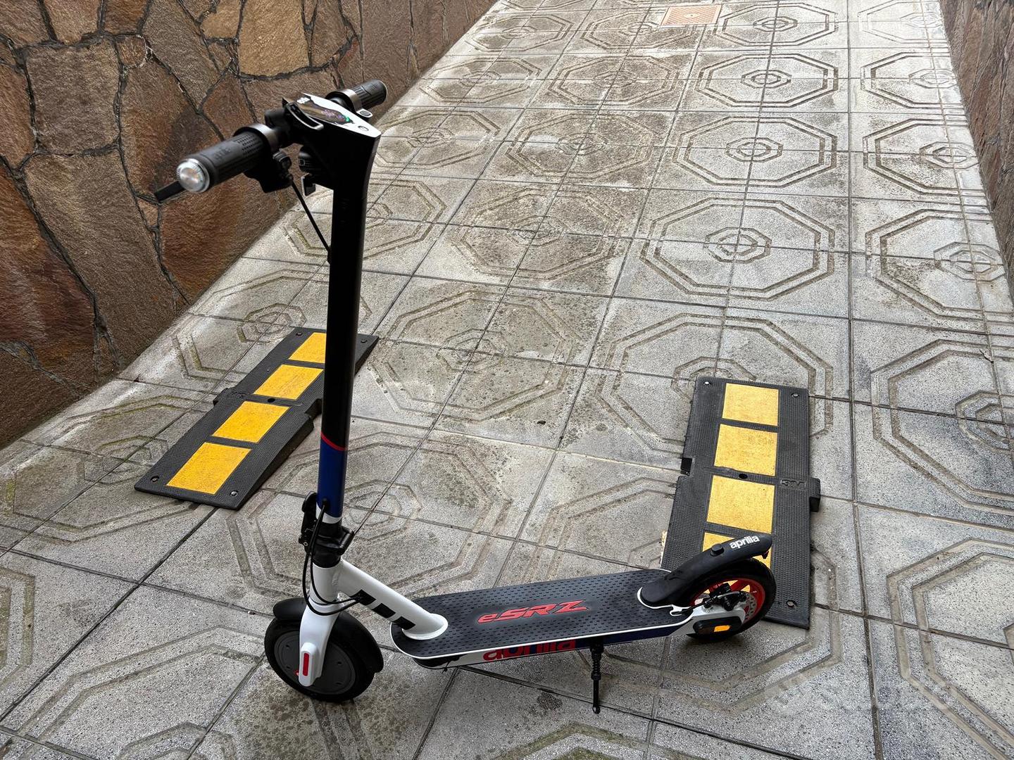 Monopattino elettrico Aprilia eSRZ Biciclette In vendita a Caserta