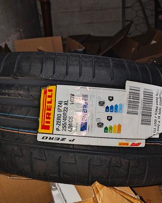 Pirelli P Zero 255/40 R22 103V 2 Nuovi + 1 Usato