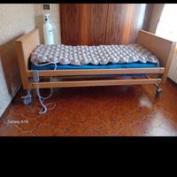 Letto per anziani con sbarre telecomandato