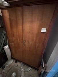 Armadio vintage di legno