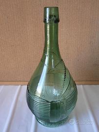Vecchia bottiglia antica in vetro verde fiasco