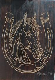 ferro di cavallo inciso su legno 