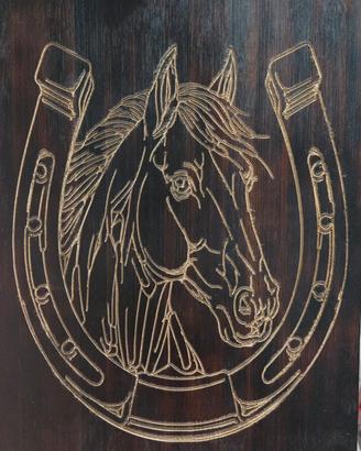 ferro di cavallo inciso su legno 
