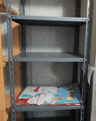 Scaffale in metallo grigio