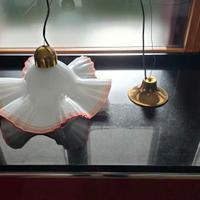 Lampadario in vetro bianco con bordo rosso