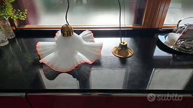 Lampadario in vetro bianco con bordo rosso