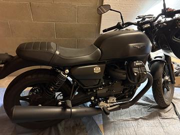 Moto guzzi v7 stone