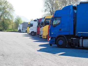 Parcheggio camion/rimorchio/bilic