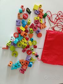 Gioco per bambini, collane di elementi 