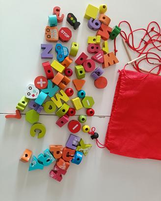 Gioco per bambini, collane di elementi 