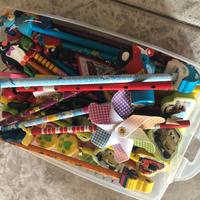 Contenitore con matite divertenti, mai usate