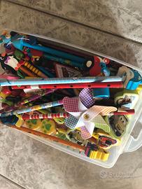 Contenitore con matite divertenti, mai usate