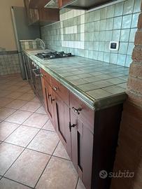 Cucina componibile in legno.