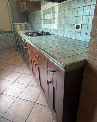 Cucina componibile in legno.