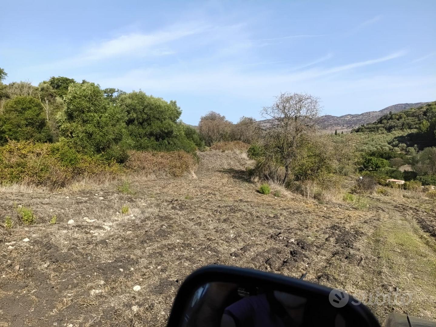 Terreno con annessi fabbricati - Vista 3