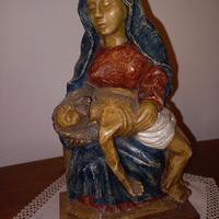 Statua con Maria e Cristo morto