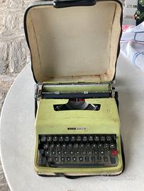 Macchina da scrivere OLIVETTI modello Lettera 32,