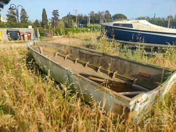 Barca in vetroresina, senza motore ,senza carrello