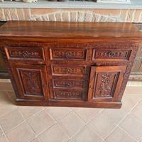 Mobile con ricca lavorazione