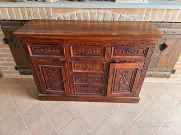 Mobile con ricca lavorazione