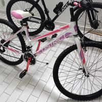 Bicicletta District 26" Bianca e Fuxia