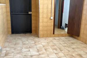 Ampio locale commerciale con doppia vetrina fronte