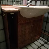 Mobile bagno con lavandino e specchio