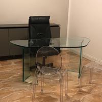 Scrivania di design in cristallo temperato.