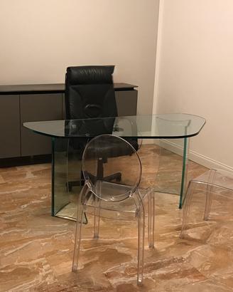 Scrivania di design in cristallo temperato.