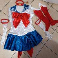 Costume cosplay Sailor Moon, con accessori