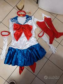 Costume cosplay Sailor Moon, con accessori