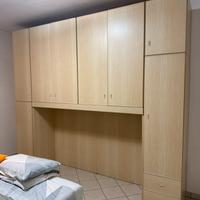 Armadio a ponte in legno chiaro