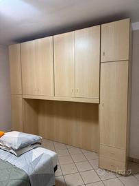 Armadio a ponte in legno chiaro