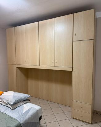 Armadio a ponte in legno chiaro
