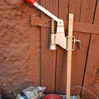 Tappatrice a mano per tappi corona 