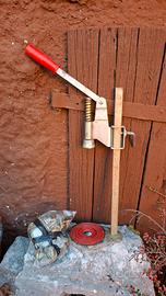 Tappatrice a mano per tappi corona 