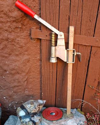 Tappatrice a mano per tappi corona 