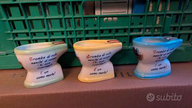 piccoli WC in ceramica con frasi ironiche