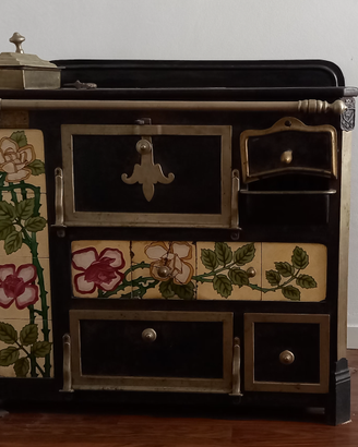 Stufa-cucina francese in ghisa con maioliche '800