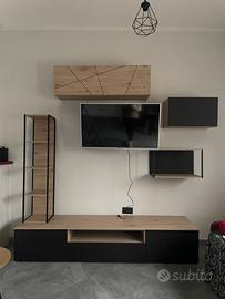 parete attrezzata + tavolo e sedie