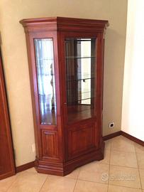 Vetrina in noce con ripiani in cristallo