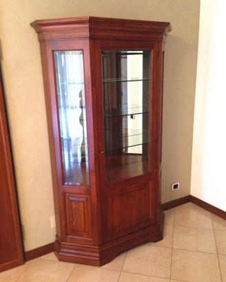 Vetrina in noce con ripiani in cristallo