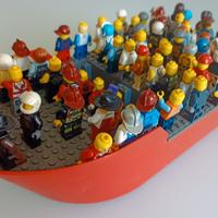 nave carica di personaggi Lego