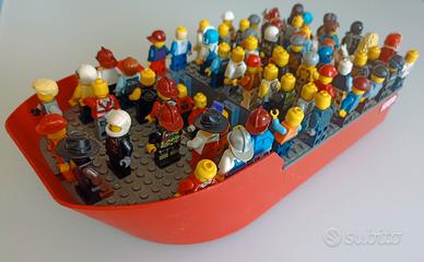 nave carica di personaggi Lego